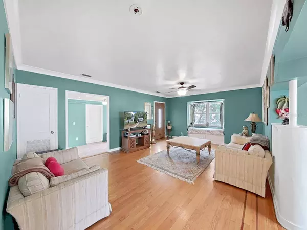 235 38TH ST S, St Petersburg, FL 33704