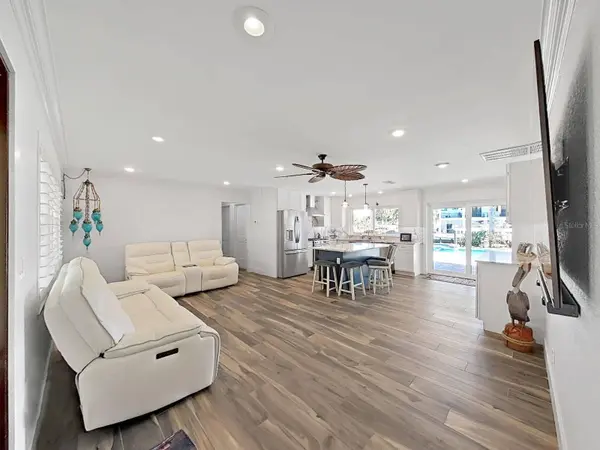 11876 WALKER AVE, Seminole, FL 33772