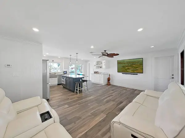 11876 WALKER AVE, Seminole, FL 33772