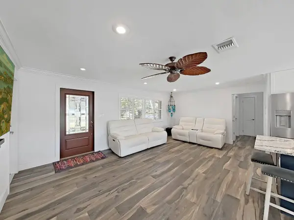 11876 WALKER AVE, Seminole, FL 33772