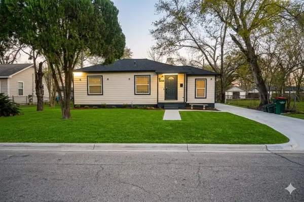 916 Parkway ST, Baytown, TX 77520