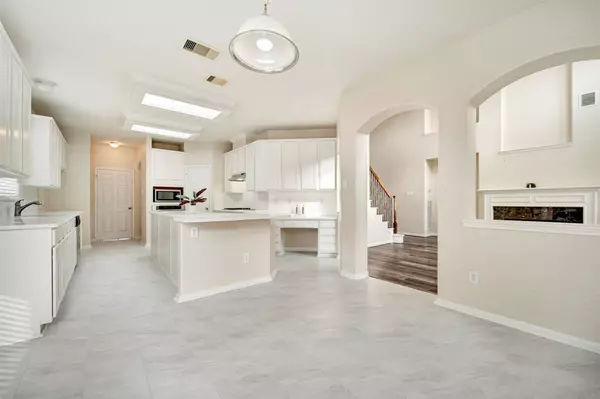 8215 Still Oak LN, Cypress, TX 77433