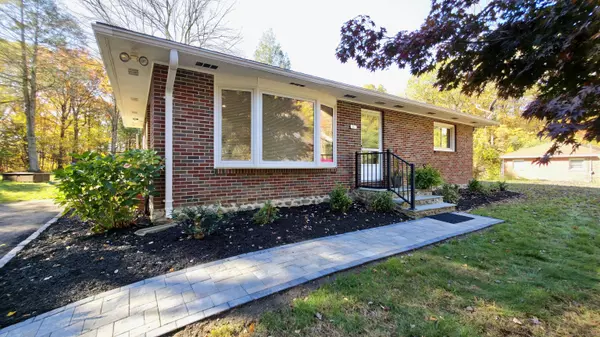 11 Upper Whittemore Road, Middlebury, CT 06762