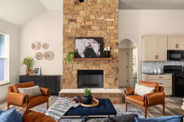 417 S Blanco St, Lockhart, TX 78644-3001