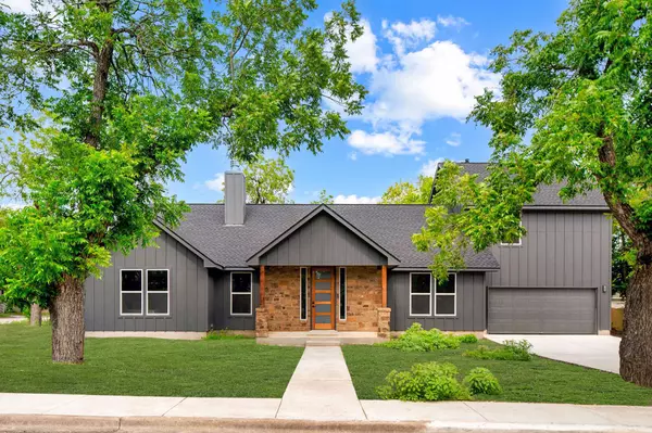 417 S Blanco St, Lockhart, TX 78644-3001