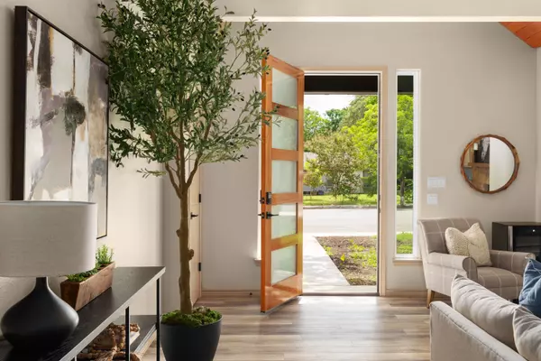 417 S Blanco St, Lockhart, TX 78644-3001