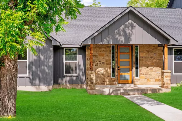 417 S Blanco St, Lockhart, TX 78644-3001