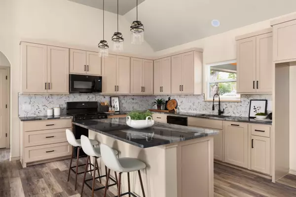 417 S Blanco St, Lockhart, TX 78644-3001