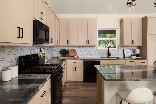 417 S Blanco St, Lockhart, TX 78644-3001