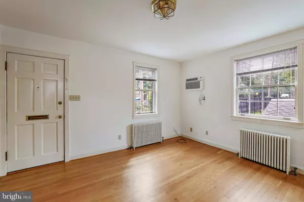 2116 TUNLAW RD NW, Washington, DC 20007