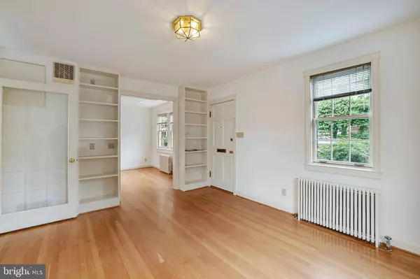 2116 TUNLAW RD NW, Washington, DC 20007