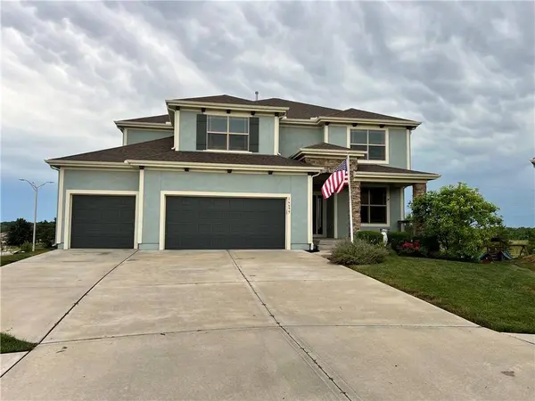 16699 S Chalet ST, Olathe, KS 66062