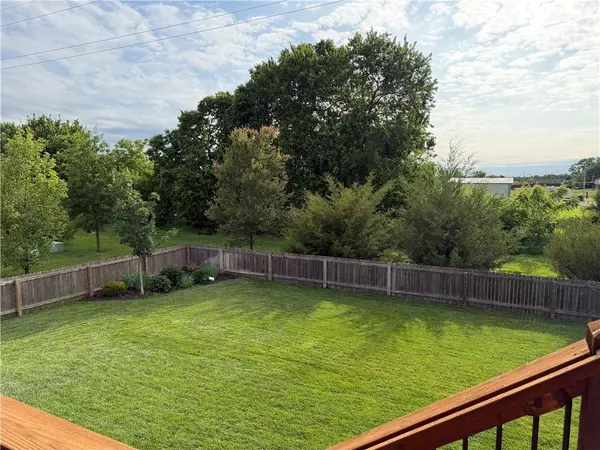 16748 S Skyview LN, Olathe, KS 66062