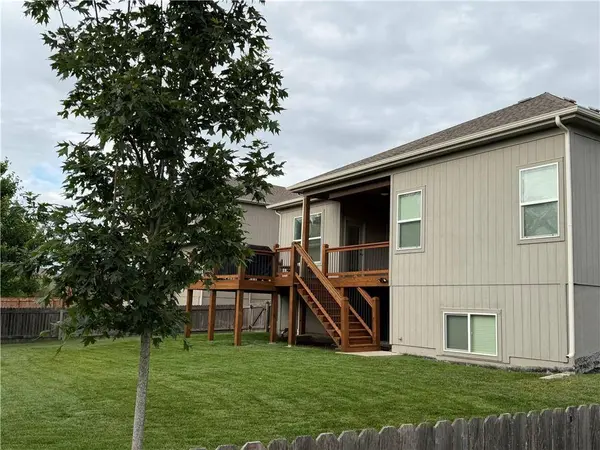 16748 S Skyview LN, Olathe, KS 66062