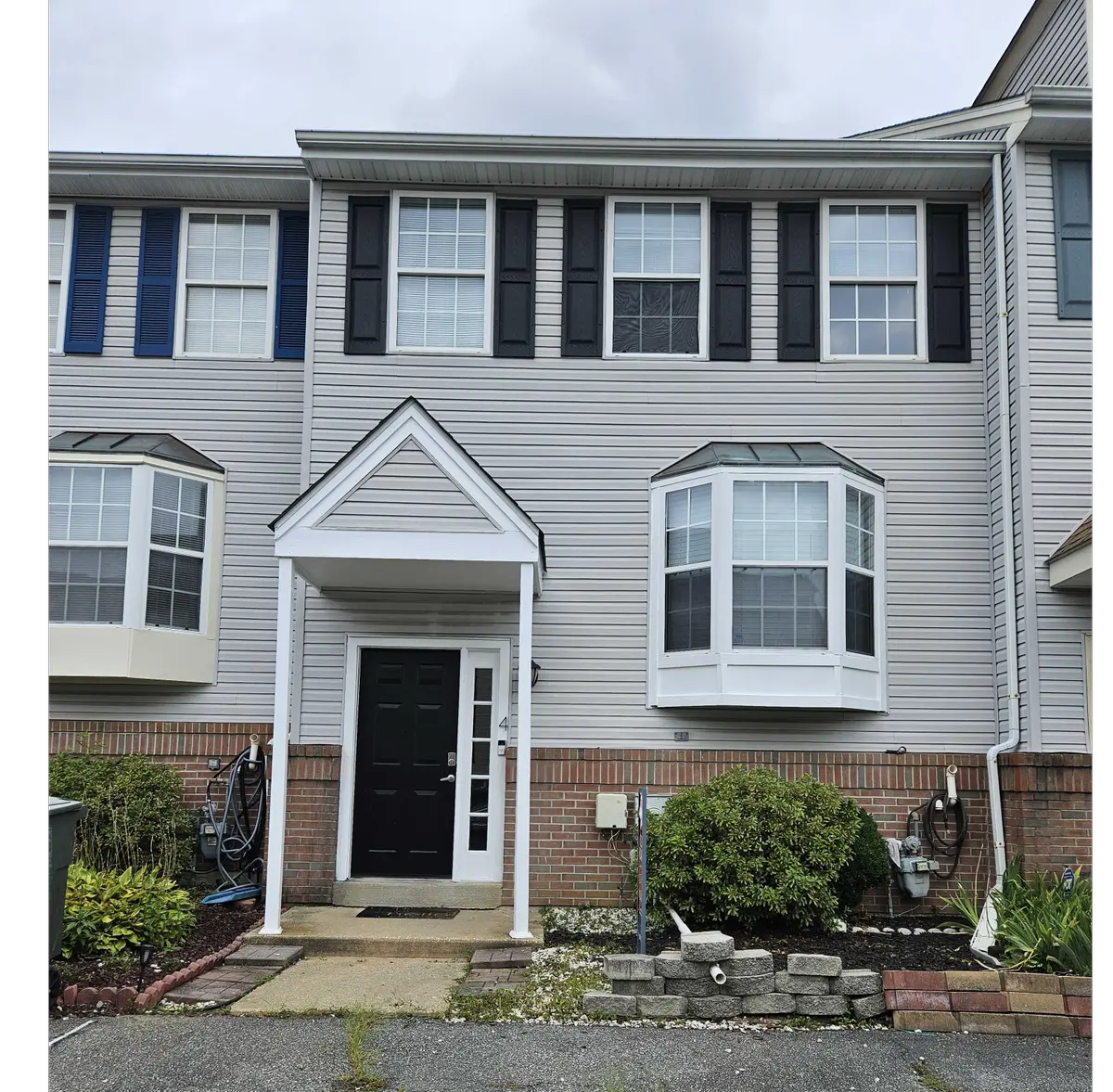 4 Winton Ln, Newark, DE 19702-4271