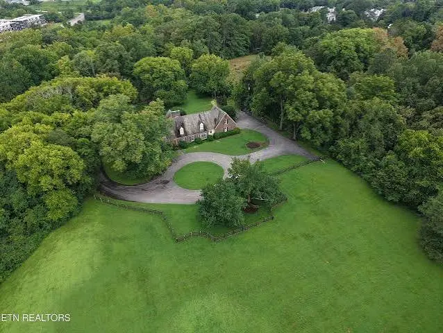 Knoxville home with land