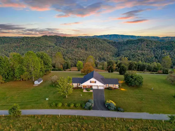 Moving to East Tennessee? Meet Realtor & Relocation Specialist Brianna Schultz