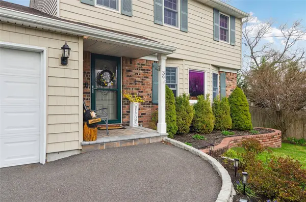 39 Carston ST, Selden, NY 11784