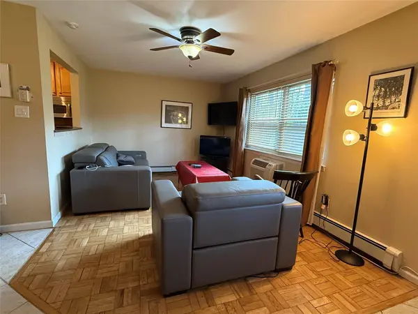 11 Glen Hollow #D56, Holtsville, NY 11742