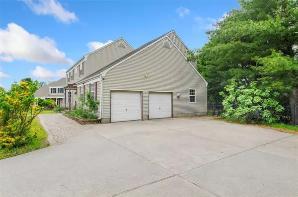 49 Tallmadge TRL, Miller Place, NY 11764