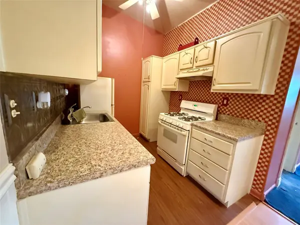 18 Ivy ST #1B, Farmingdale, NY 11735