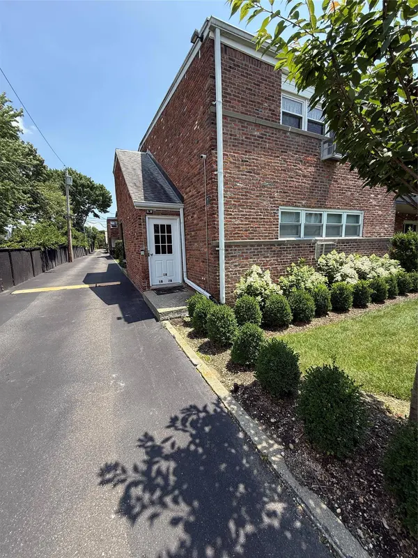 18 Ivy ST #1B, Farmingdale, NY 11735