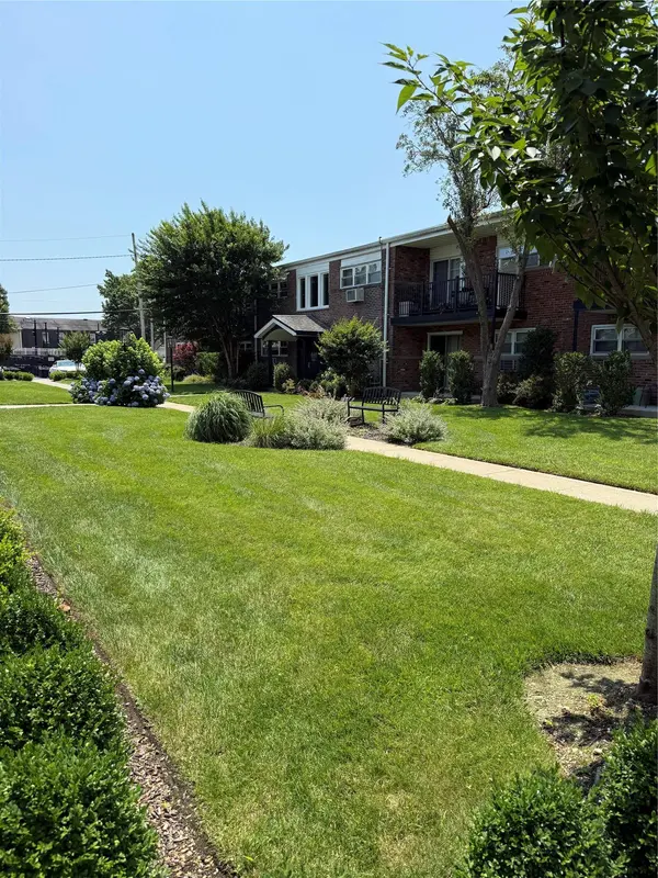 18 Ivy ST #1B, Farmingdale, NY 11735