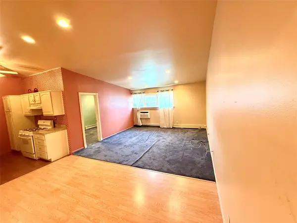 18 Ivy ST #1B, Farmingdale, NY 11735