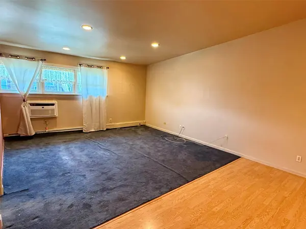 18 Ivy ST #1B, Farmingdale, NY 11735