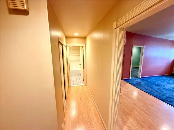 18 Ivy ST #1B, Farmingdale, NY 11735