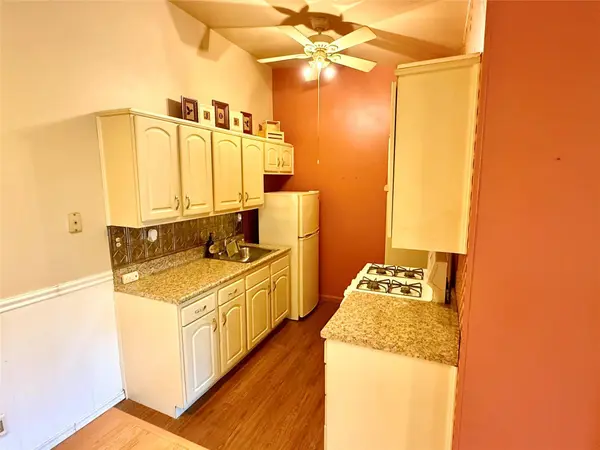 18 Ivy ST #1B, Farmingdale, NY 11735