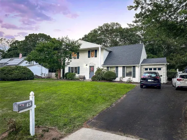 43 Westcliff DR, Mount Sinai, NY 11766