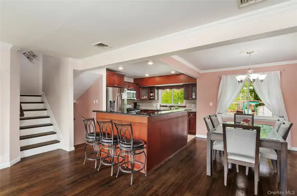 133 Wilherm LN, West Islip, NY 11795