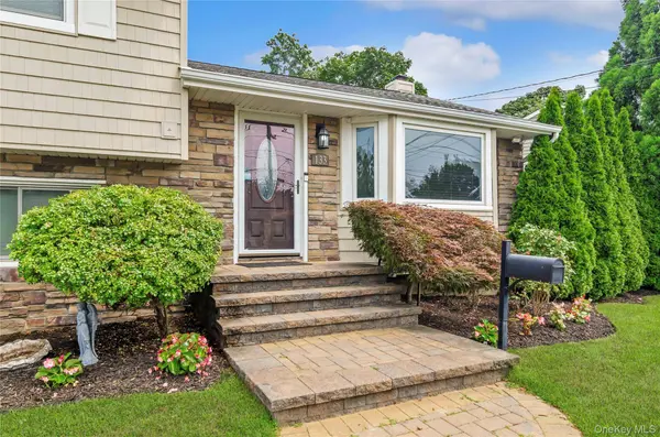 133 Wilherm LN, West Islip, NY 11795