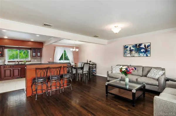 133 Wilherm LN, West Islip, NY 11795