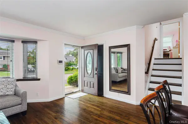 133 Wilherm LN, West Islip, NY 11795