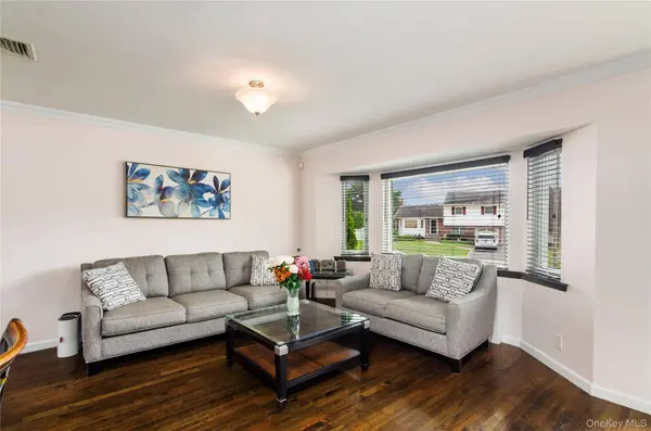 133 Wilherm LN, West Islip, NY 11795