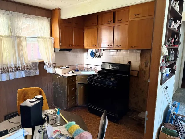 1663 N Thompson DR, Bay Shore, NY 11706