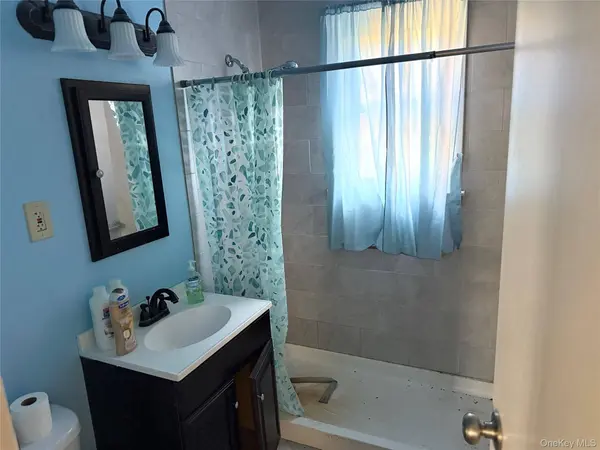 1663 N Thompson DR, Bay Shore, NY 11706