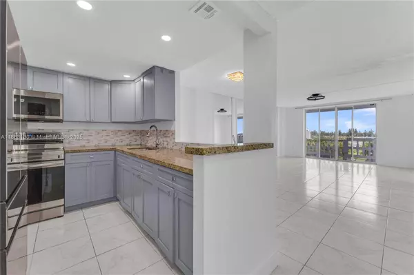 15600 NW 7th Ave #708, Miami, FL 33169