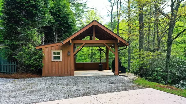 60 Bartram Trail LN, Scaly Mountain, NC 28775