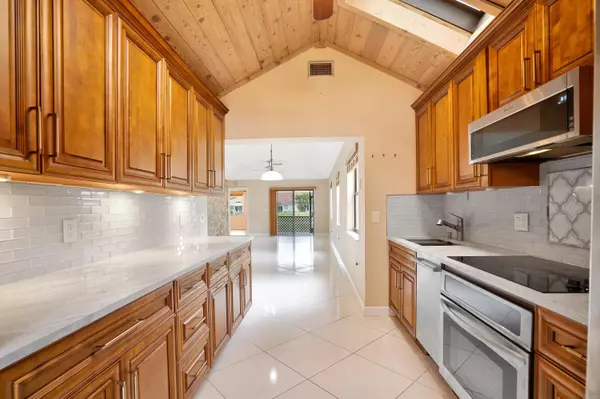 706 Maplewood DR, Greenacres, FL 33415