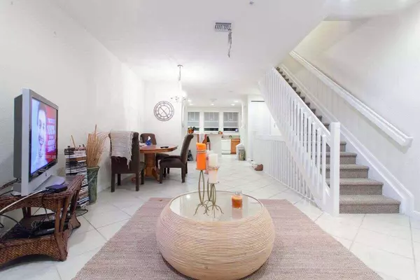 433 Amador LN 3, West Palm Beach, FL 33401