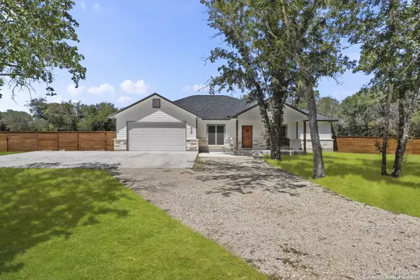 275 County Road 6866, Natalia, TX 78059