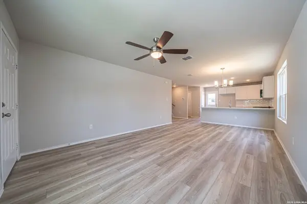 304 W MARTINDALE ST, Seguin, TX 78155