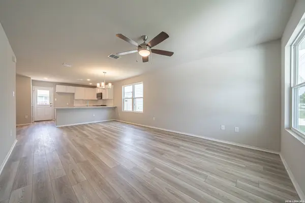 304 W MARTINDALE ST, Seguin, TX 78155