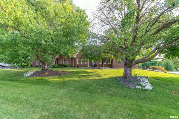 921 Birdie LN, Quincy, IL 62305