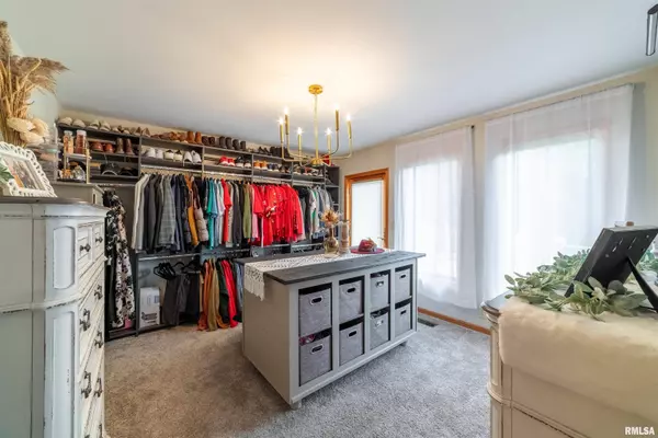 921 Birdie LN, Quincy, IL 62305