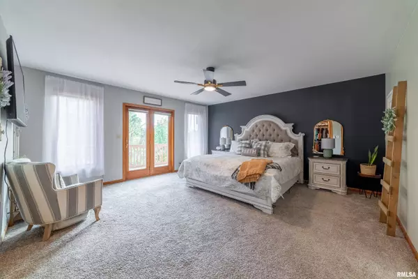 921 Birdie LN, Quincy, IL 62305