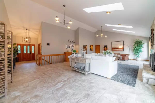 921 Birdie LN, Quincy, IL 62305